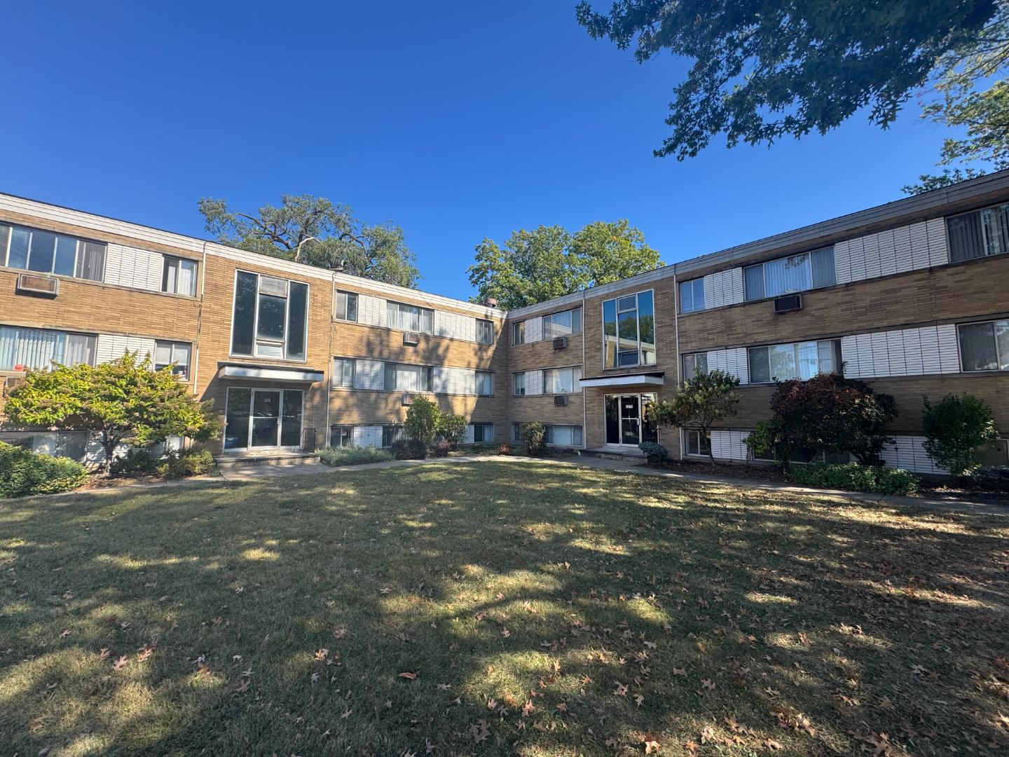 Warren Plaza - Photo 2