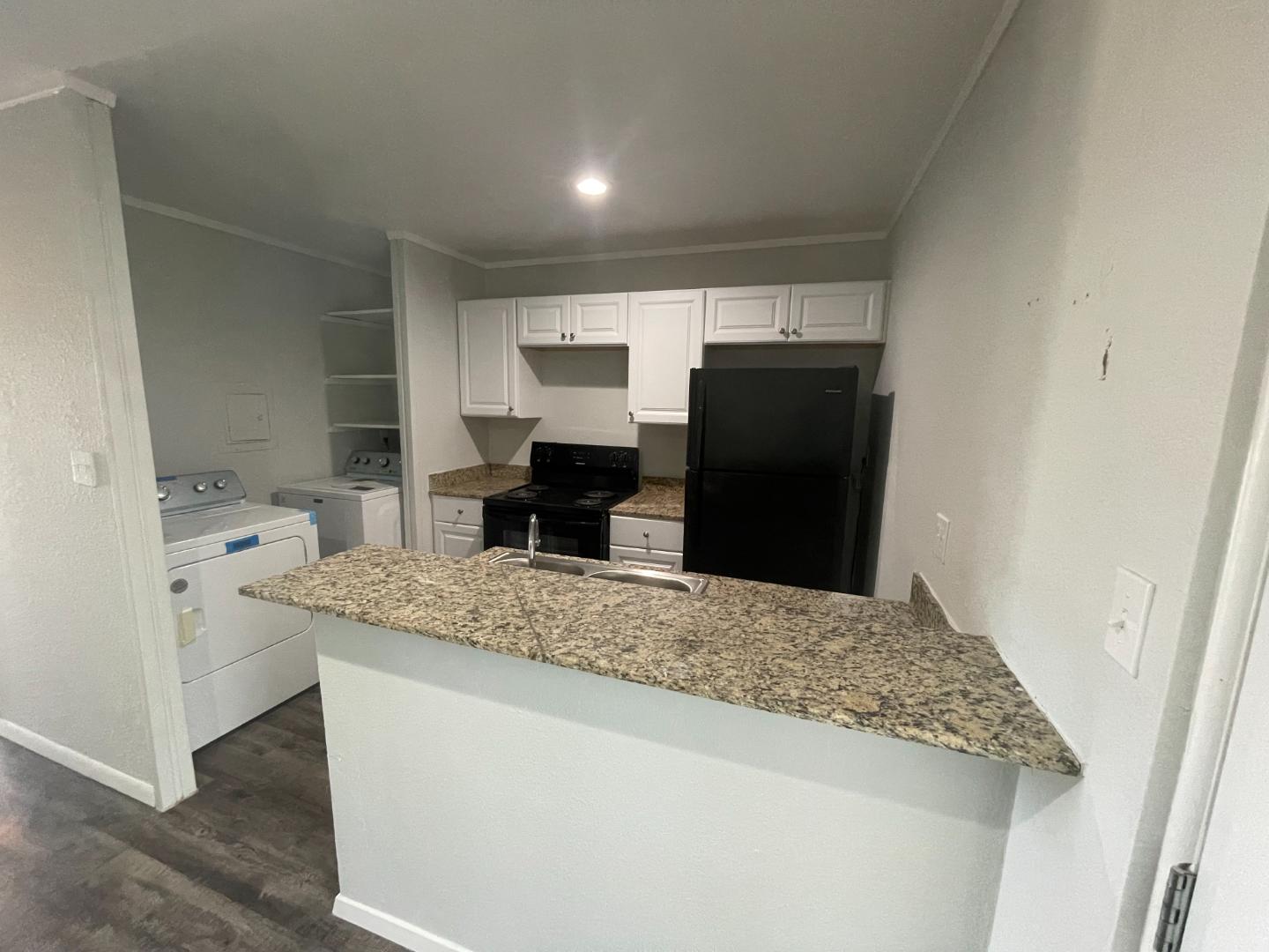 2 Bedroom Multi-Family Home – 205 North Columbia Drive 43, West Columbia, TX 77486
